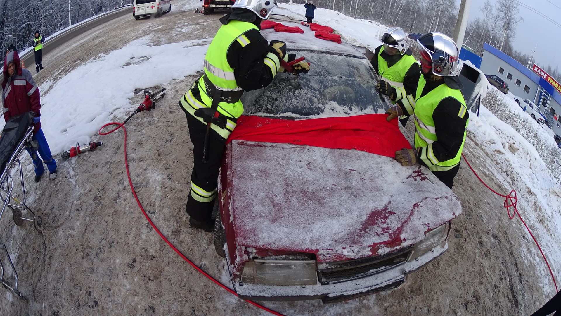 Спецоперация на выезде из Кирова: МЧС пришлось разрезать машину