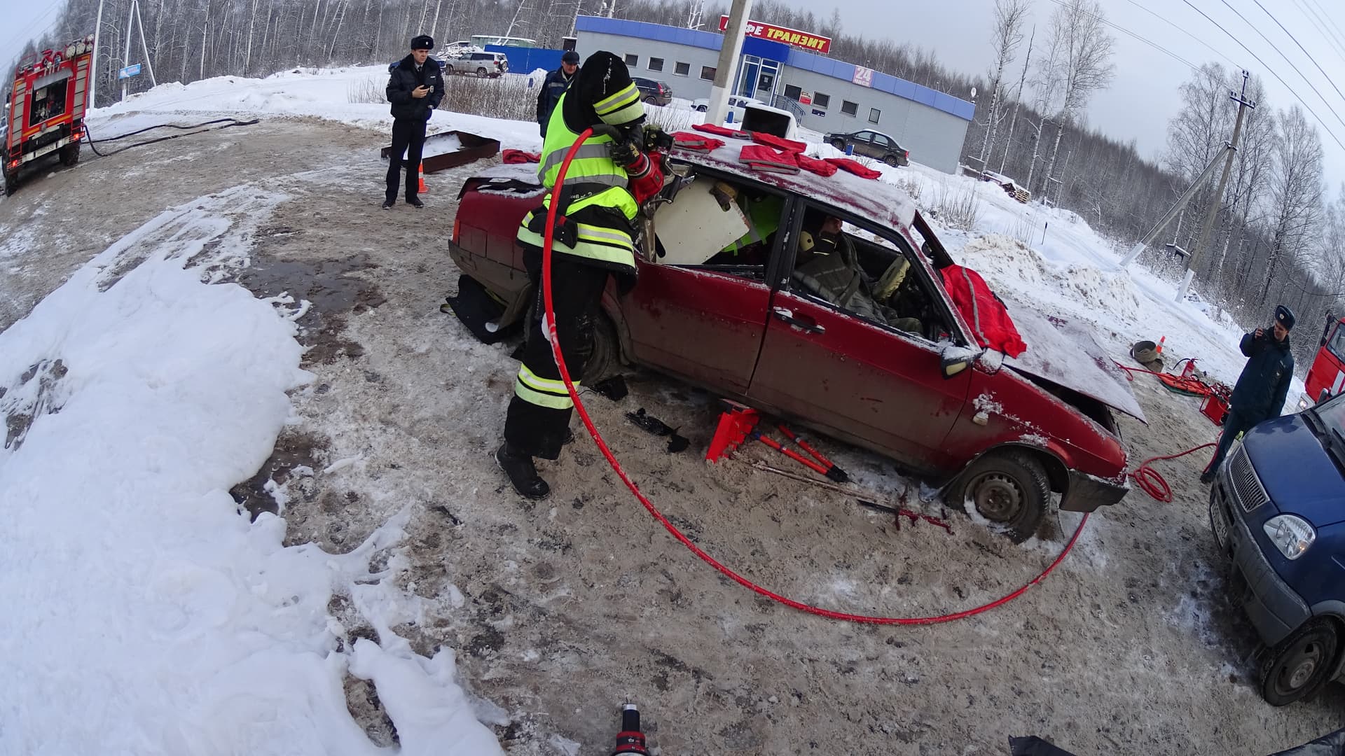 Спецоперация на выезде из Кирова: МЧС пришлось разрезать машину