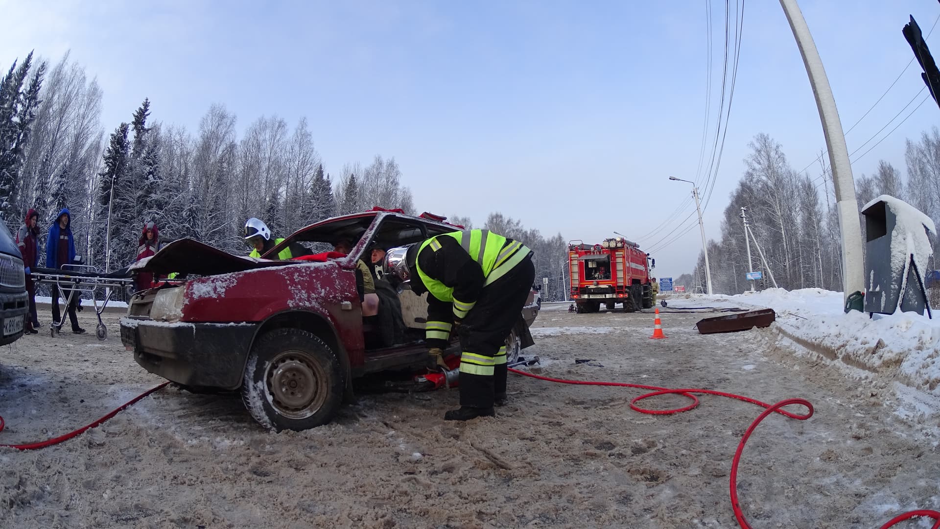 Спецоперация на выезде из Кирова: МЧС пришлось разрезать машину
