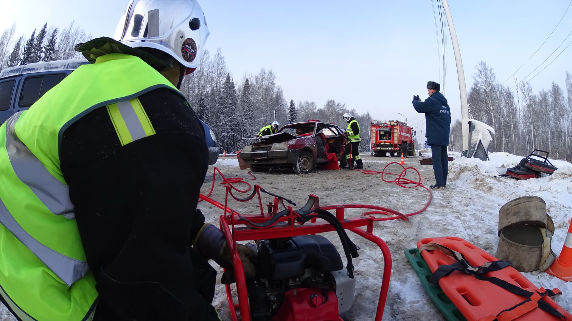 Спецоперация на выезде из Кирова: МЧС пришлось разрезать машину