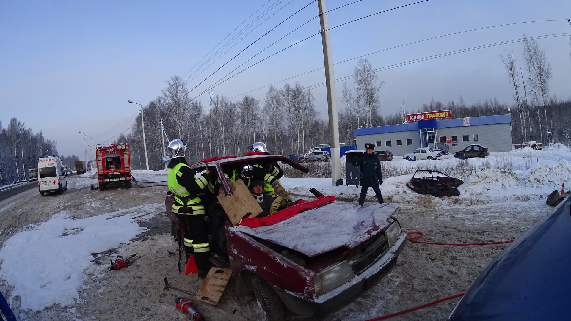 Спецоперация на выезде из Кирова: МЧС пришлось разрезать машину