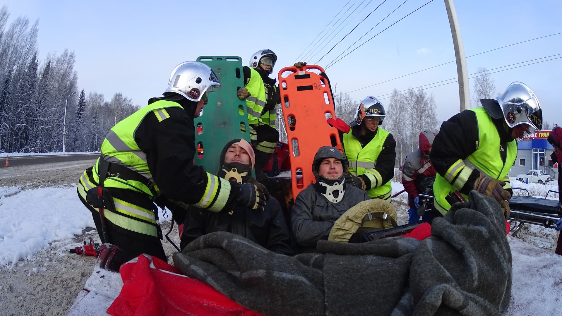 Спецоперация на выезде из Кирова: МЧС пришлось разрезать машину