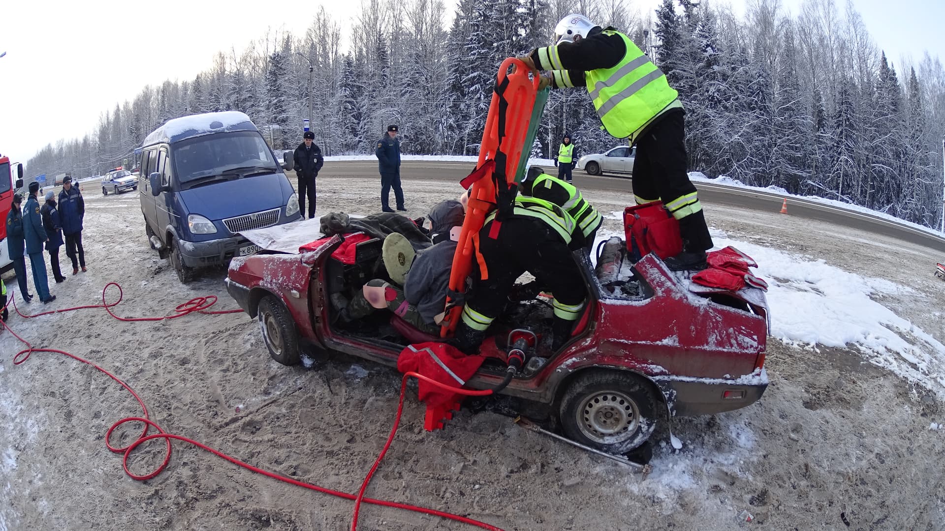 Женщина погибла, врезавшись на ВАЗе в КамАЗ
