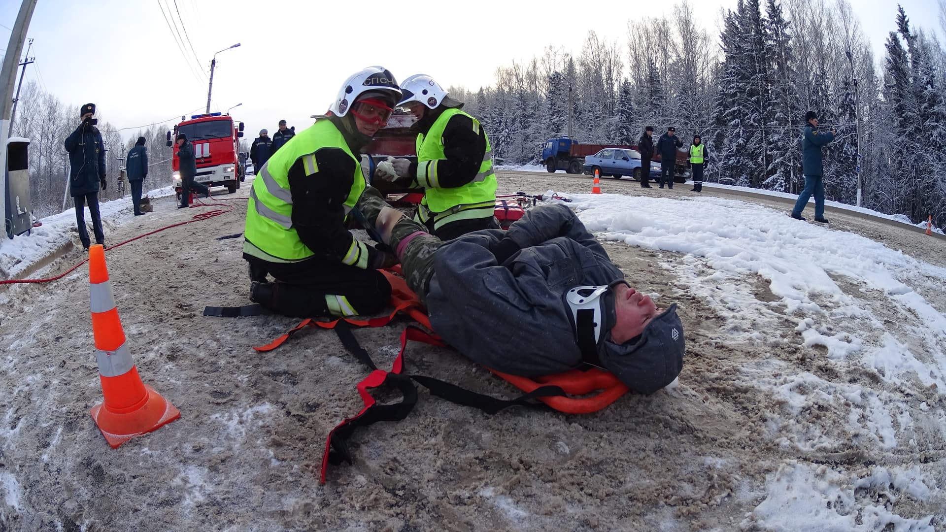 Спецоперация на выезде из Кирова: МЧС пришлось разрезать машину