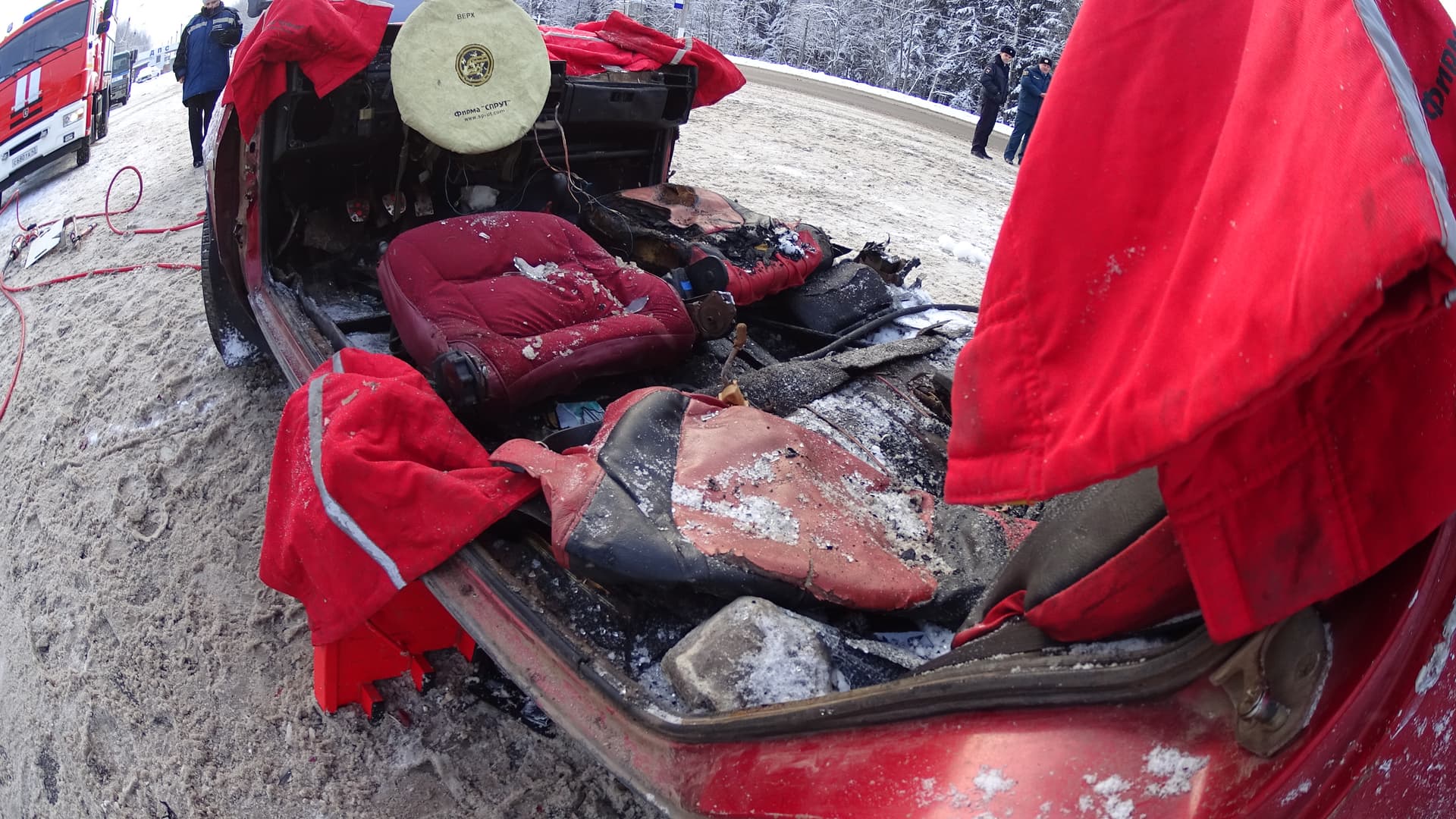 Спецоперация на выезде из Кирова: МЧС пришлось разрезать машину