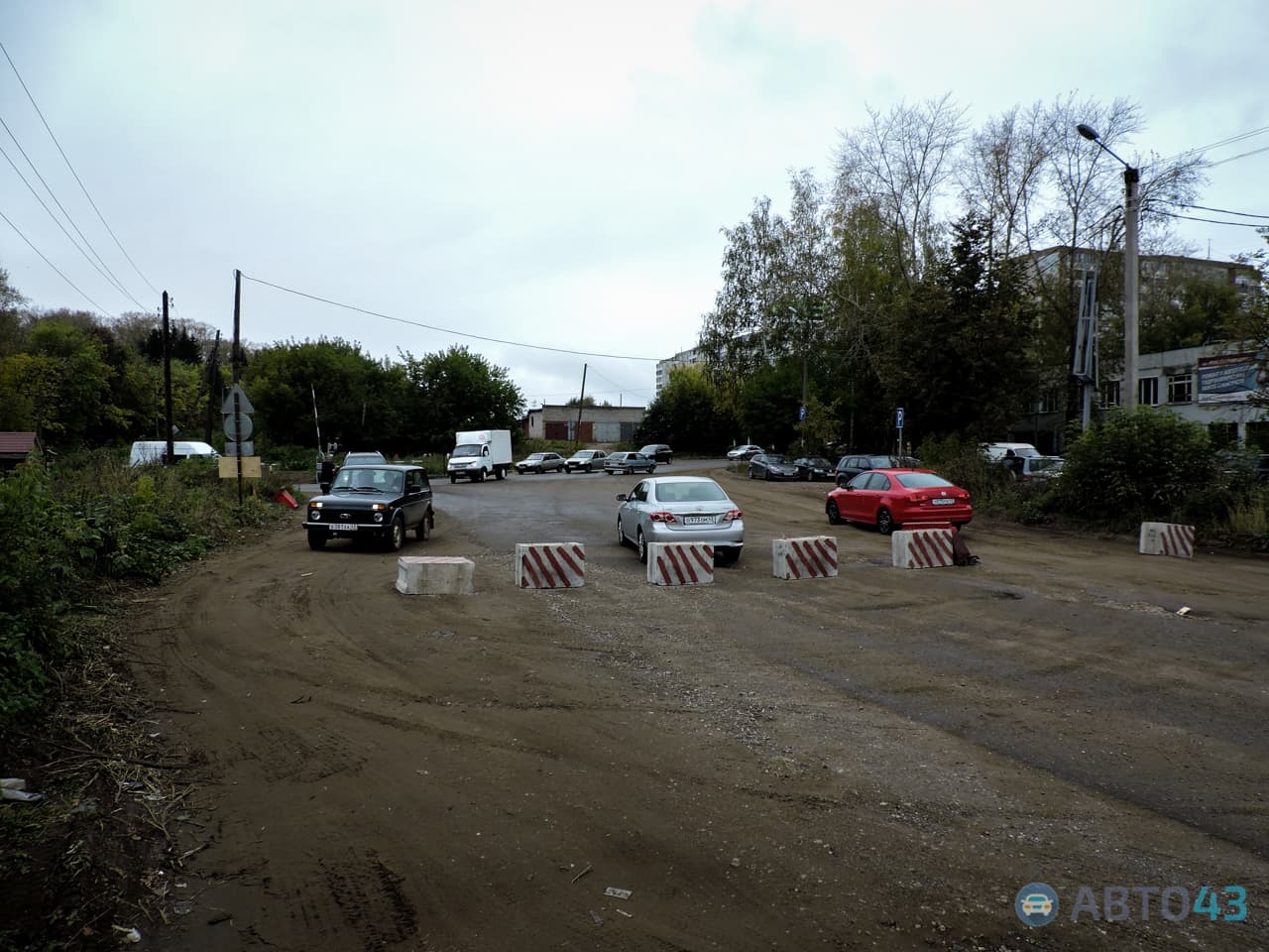 Что нам знак, что нам блок? По Комсомольской продолжают ездить машины