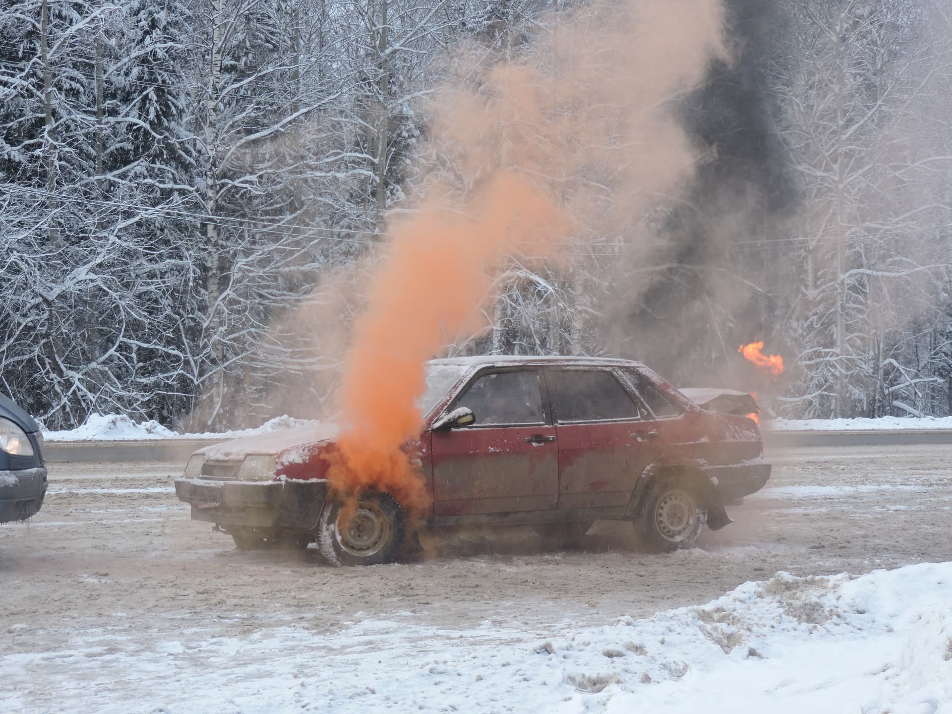 Спецоперация на выезде из Кирова: МЧС пришлось разрезать машину