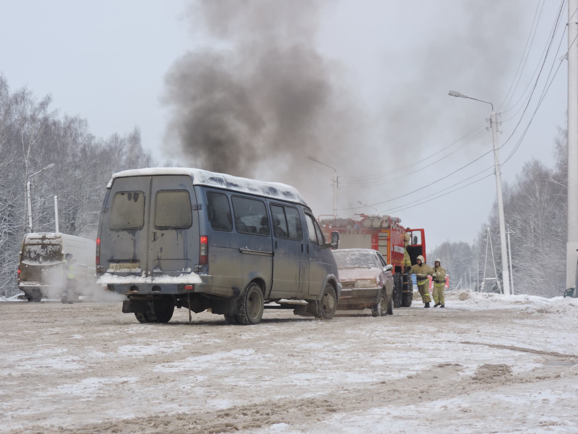 Спецоперация на выезде из Кирова: МЧС пришлось разрезать машину