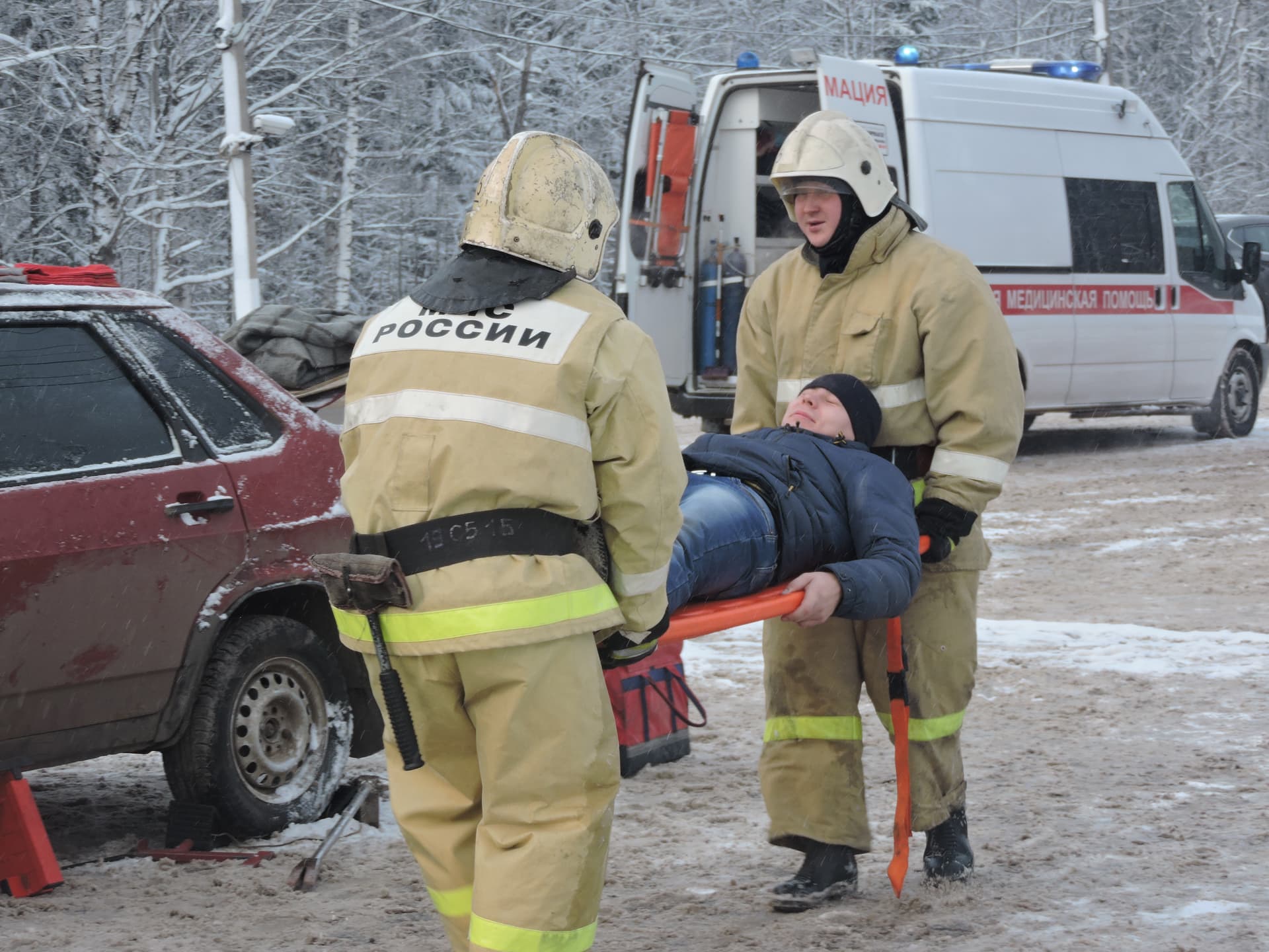 Спецоперация на выезде из Кирова: МЧС пришлось разрезать машину