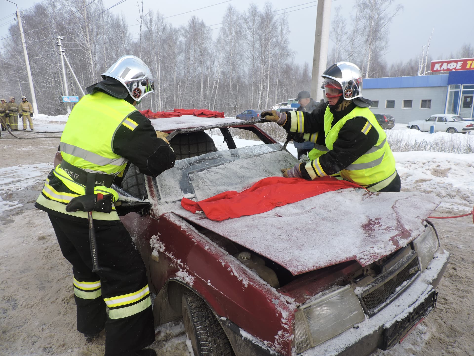 Спецоперация на выезде из Кирова: МЧС пришлось разрезать машину