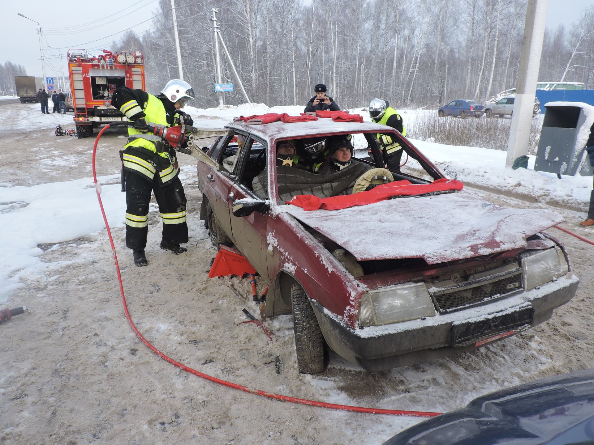 Спецоперация на выезде из Кирова: МЧС пришлось разрезать машину