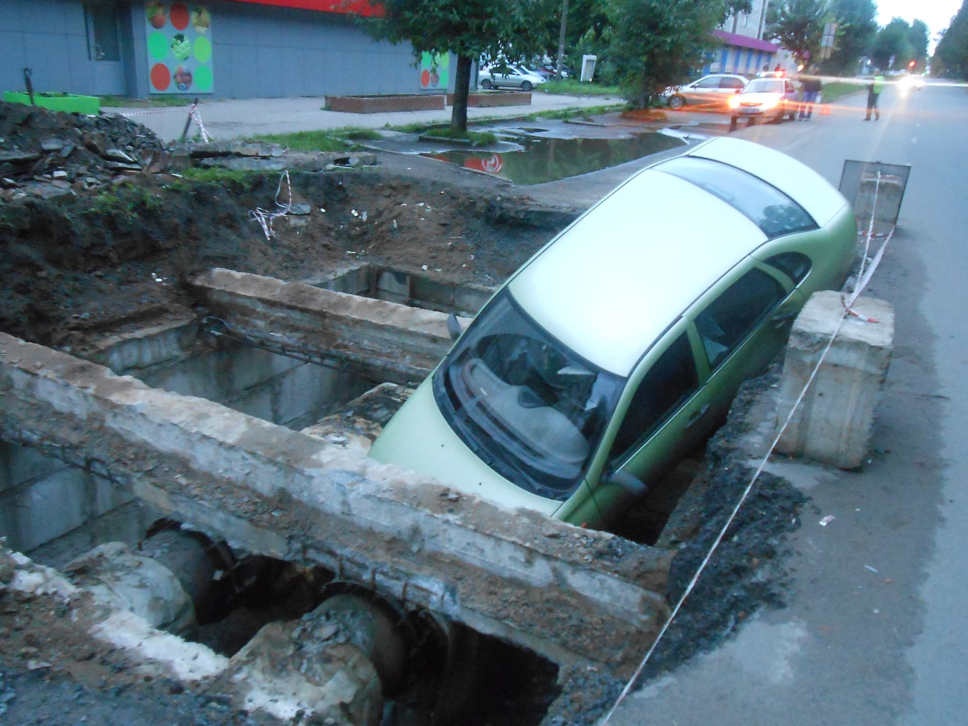 Kalina снесла бетонное ограждени и упала в теплотрассу на Некрасова