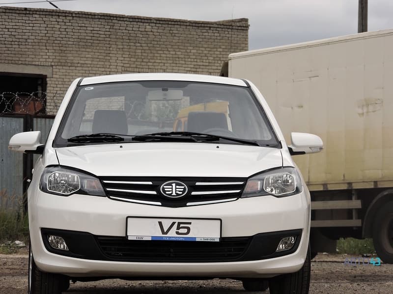 Тест-драйв FAW V5 против Lada Granta: бой в супер легком весе