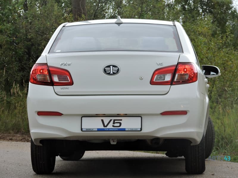 Тест-драйв FAW V5 против Lada Granta: бой в супер легком весе