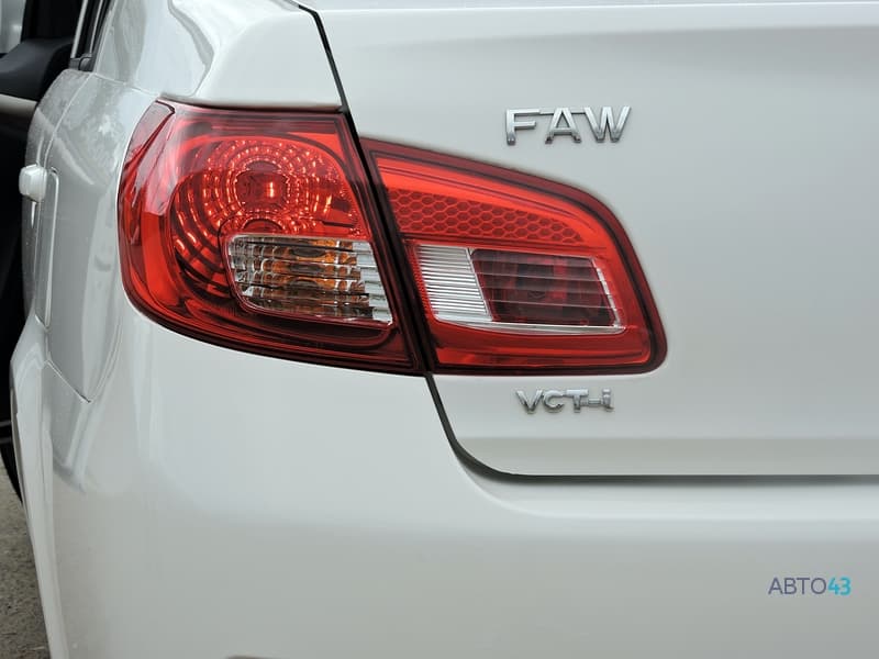 Тест-драйв FAW V5 против Lada Granta: бой в супер легком весе