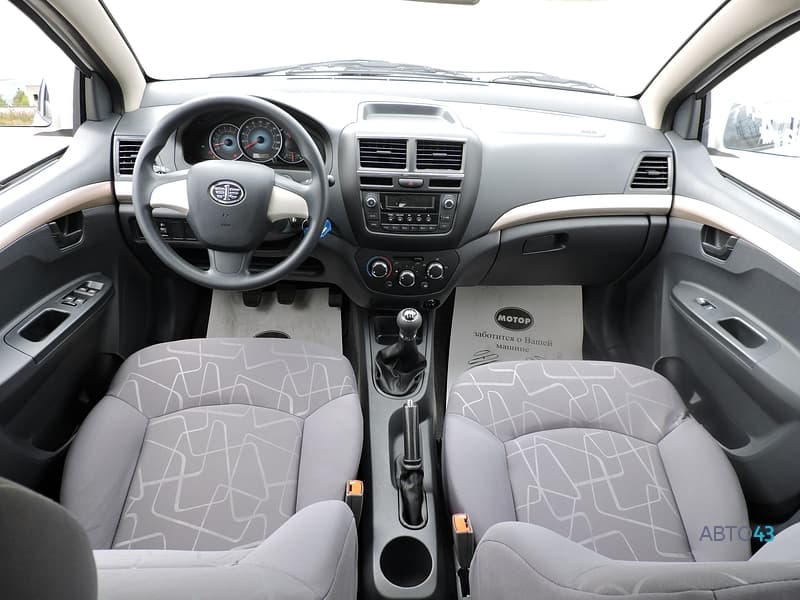 Тест-драйв FAW V5 против Lada Granta: бой в супер легком весе