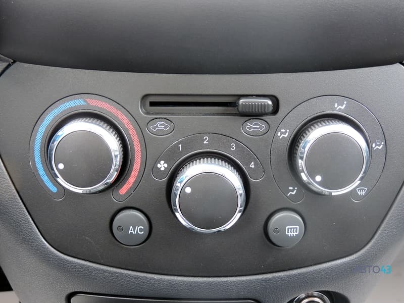 Тест-драйв FAW V5 против Lada Granta: бой в супер легком весе