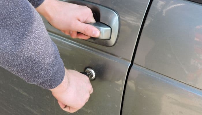 Наглядный пример: почему не стоит оставлять автомобиль без присмотра с ключами в зажигании