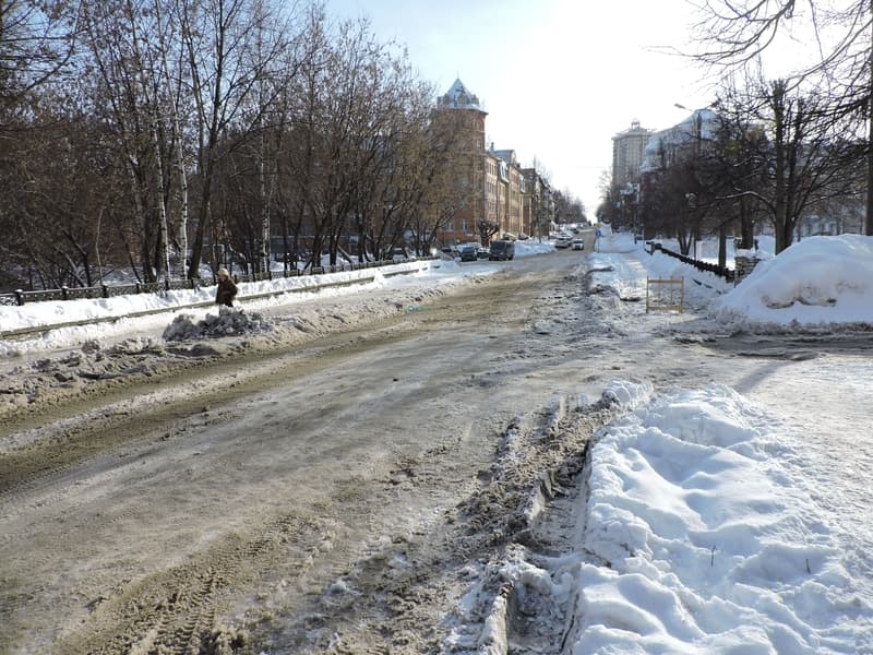 По Володарского в брод - на улице устраняют последствия прорыва