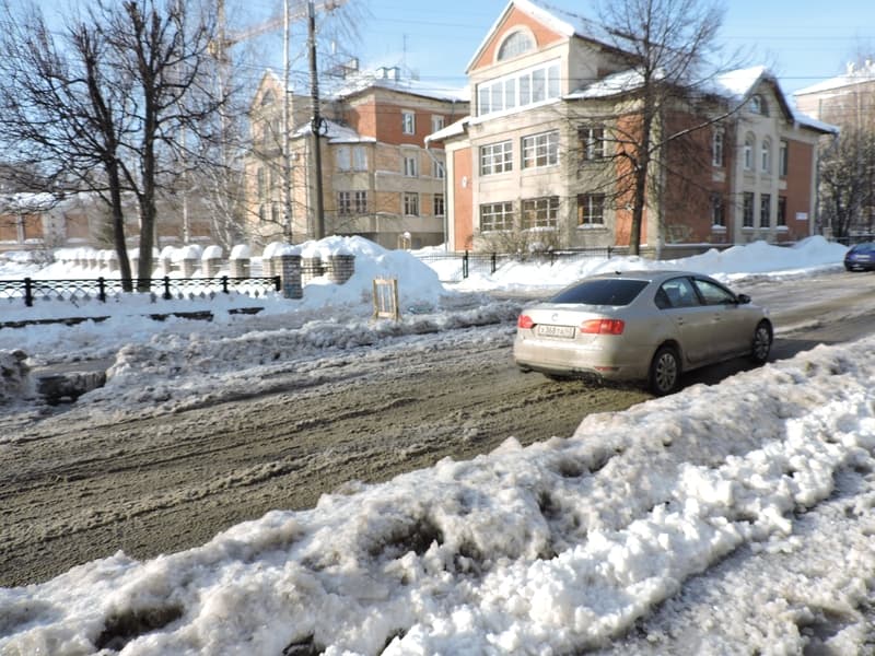 По Володарского в брод - на улице устраняют последствия прорыва