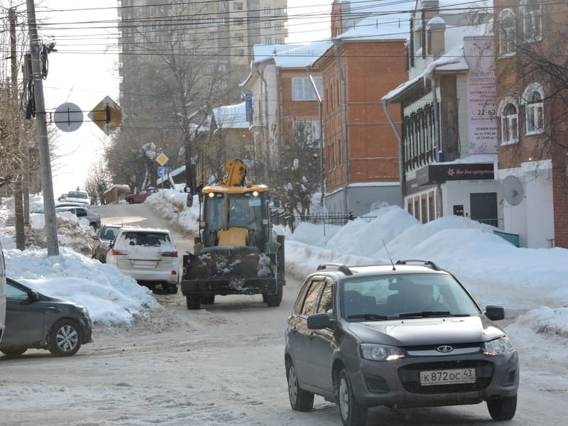 По Володарского в брод - на улице устраняют последствия прорыва