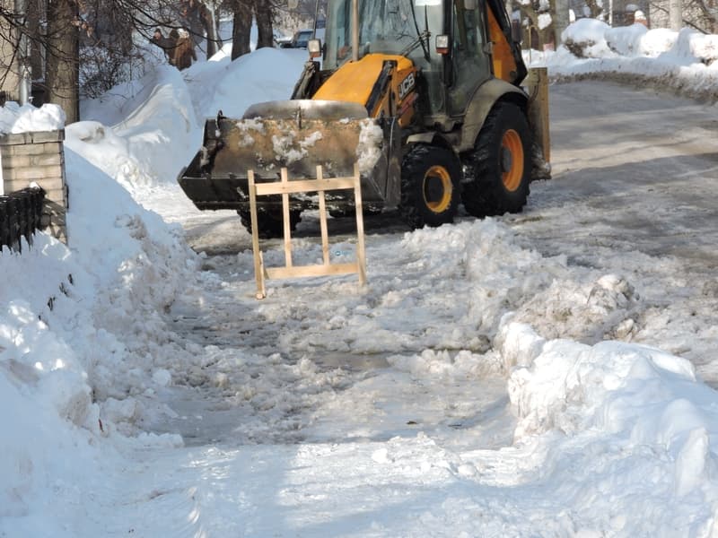 По Володарского в брод - на улице устраняют последствия прорыва