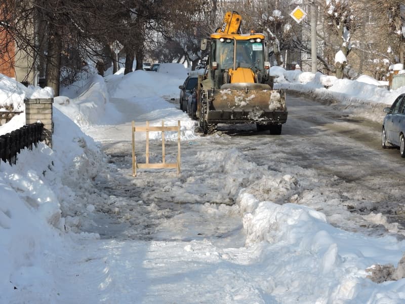 По Володарского в брод - на улице устраняют последствия прорыва