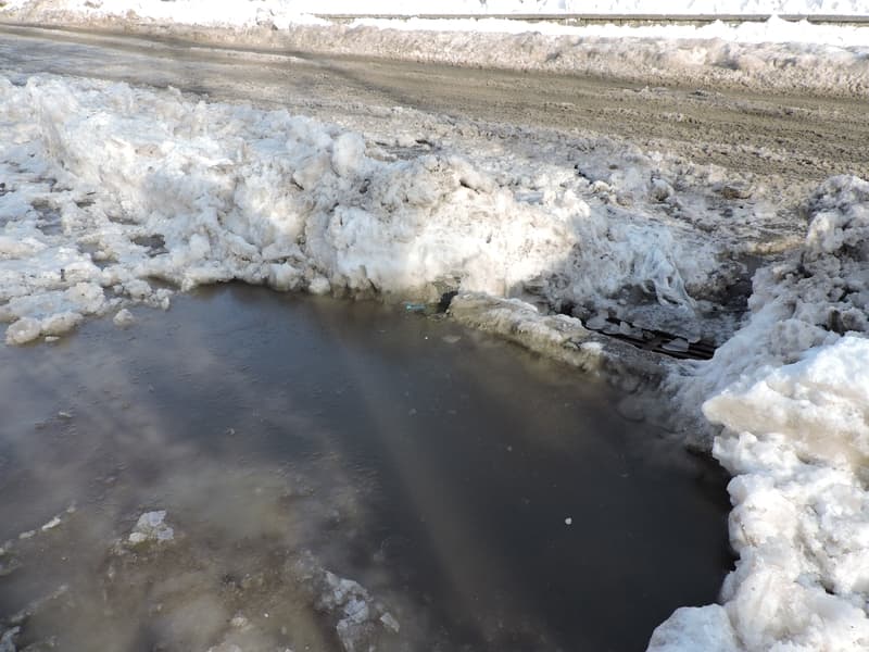 По Володарского в брод - на улице устраняют последствия прорыва