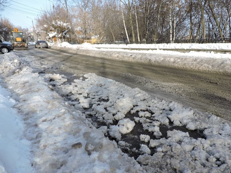 По Володарского в брод - на улице устраняют последствия прорыва