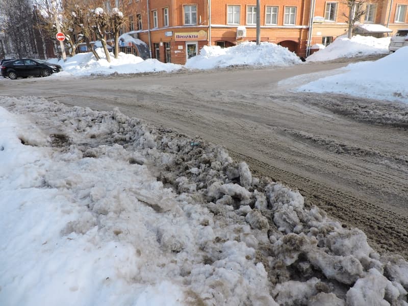 По Володарского в брод - на улице устраняют последствия прорыва