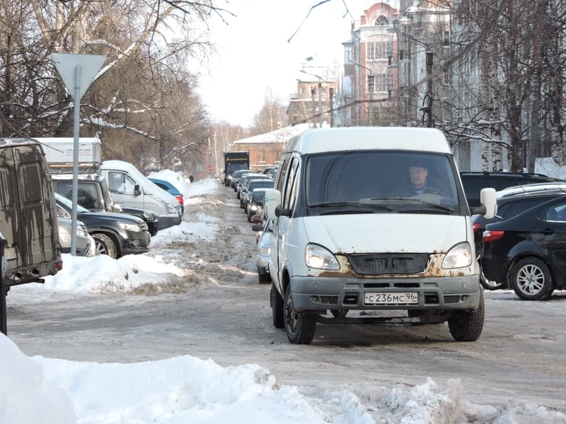 По Володарского в брод - на улице устраняют последствия прорыва