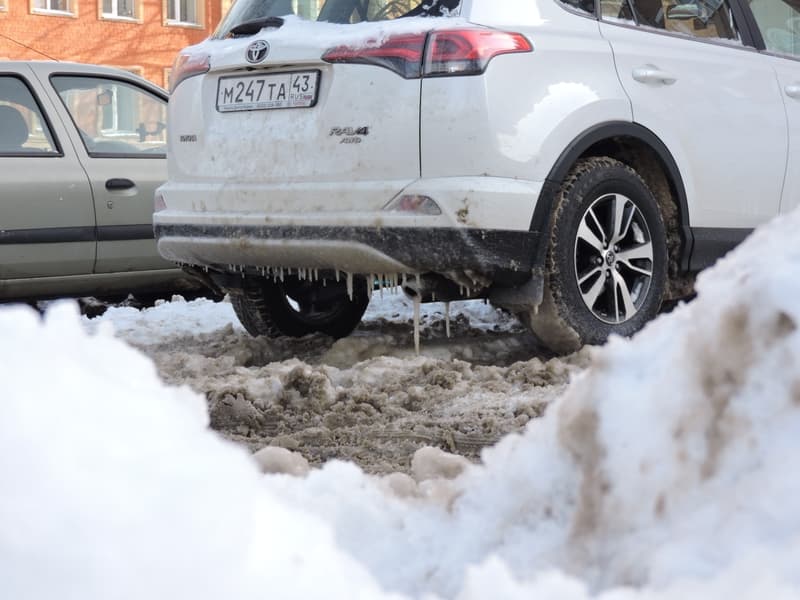 По Володарского в брод - на улице устраняют последствия прорыва
