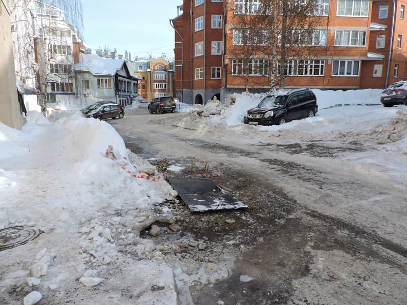 По Володарского в брод - на улице устраняют последствия прорыва
