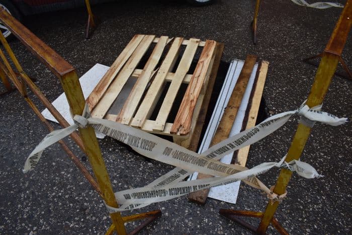 На парковке у «Европейского» провалился асфальт: образовалась огромная яма