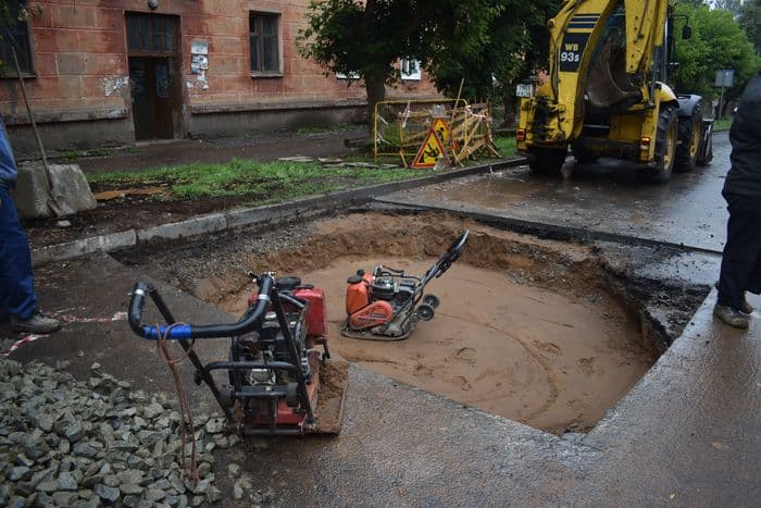 «Прямиком в Ад»: почему в Кирове «Камаз» провалился в огромную яму?