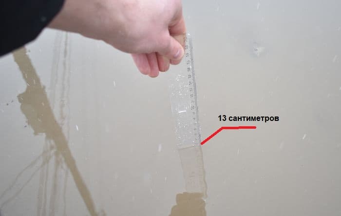 Контрольный замер ямы-убийцы на улице Производственной в Кирове