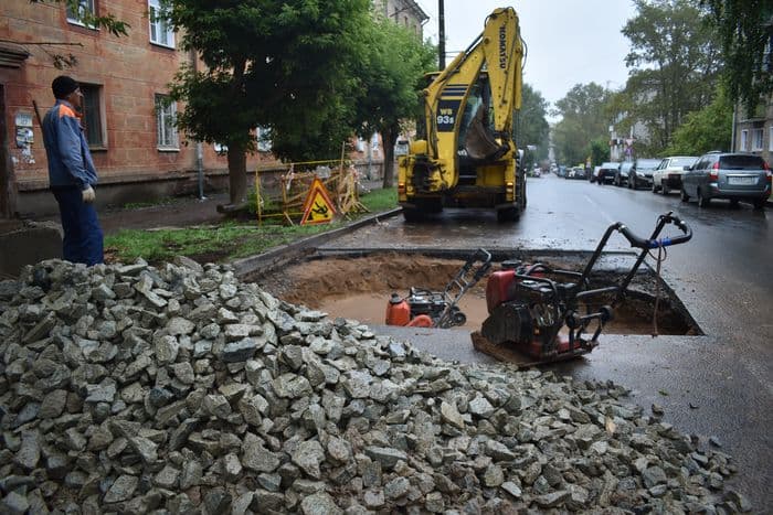«Прямиком в Ад»: почему в Кирове «Камаз» провалился в огромную яму?