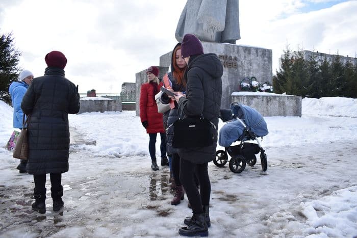 «Пока власти не реагируют». Мама погибшей в ДТП девочки рассказала о сборе подписей