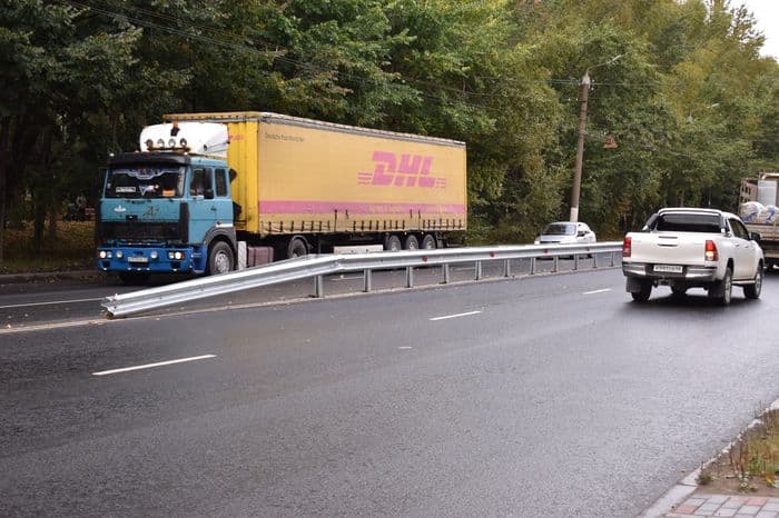 В Кирове ещё на одном участке дороги устанавливают отбойные ограждения