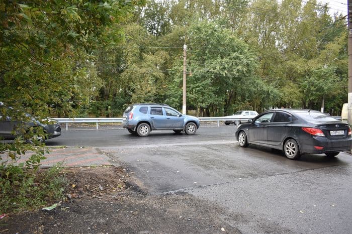 В Кирове ещё на одном участке дороги устанавливают отбойные ограждения