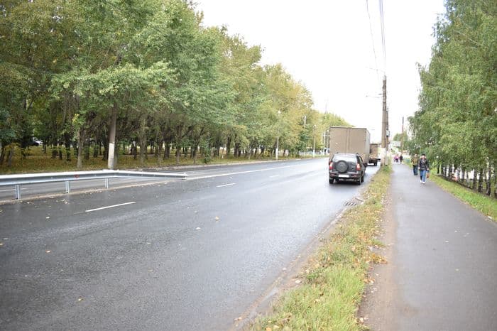 В Кирове ещё на одном участке дороги устанавливают отбойные ограждения