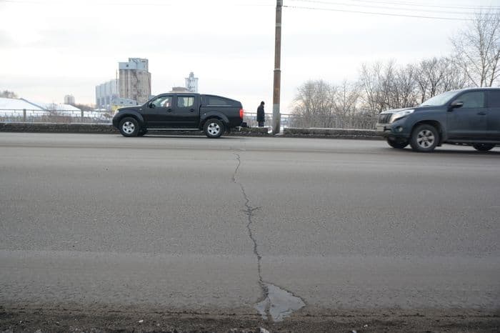 «Опять эта щель»: по мосту на улице Воровского снова «вылезла» трещина