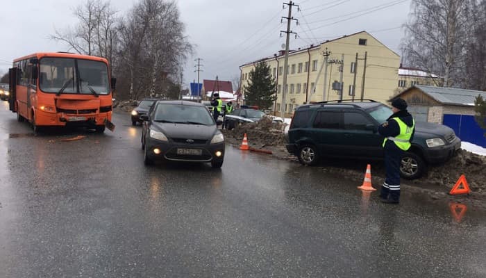 В результате утренней аварии с автобусом и «Хондой» пострадали шесть человек