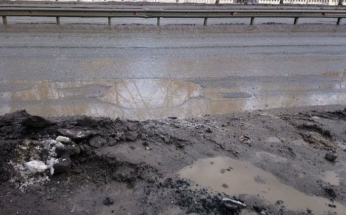 В Кирове огромная яма на Производственной ломает машины пополам