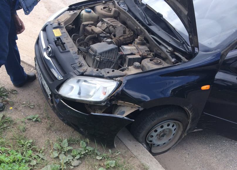 На улице Щорса водитель чуть не сбил девушку и въехал в бордюр