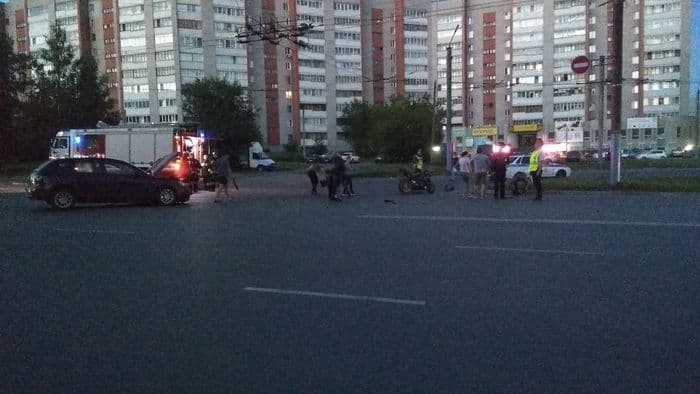 На Московской жестко встретились мотоцикл и легковушка: оба водителя в больнице