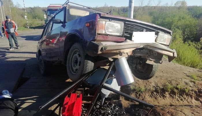 В Кирово-Чепецком районе пенсионер на «Ладе» врезался в ограждение ж/д переезда