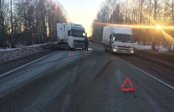 Летальное ДТП: в результате столкновения легковушки и фуры один человек погиб