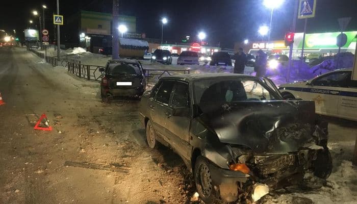 В Кирове столкнулись две «Лады»: пострадали три человека