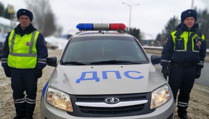 Кировские автоинспекторы могут не только остановить нарушителя, но и помочь родить